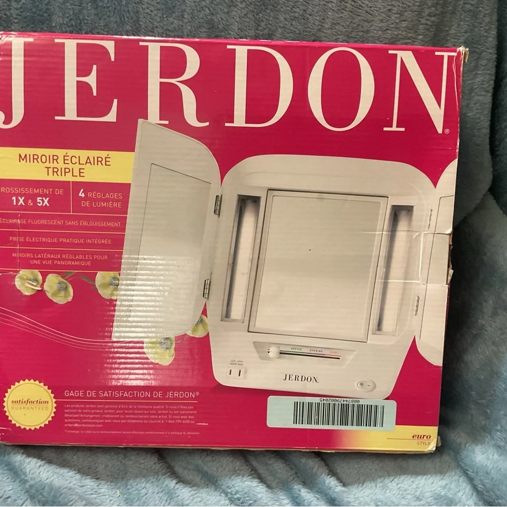 JERDON Tri-Fold Two-Sided Makeup Mirror with Lights - Vanity Mirror with 5X-1X M